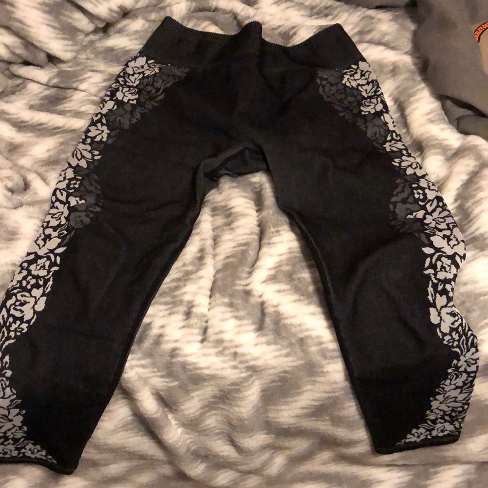 (Must go!) Fabletics mid-rise 7/8 leggings